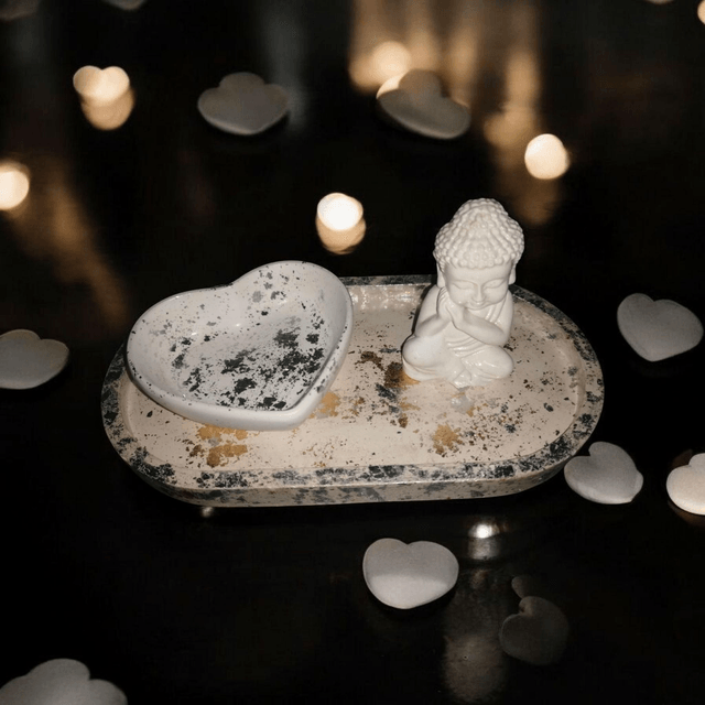 Petit plateau décoratif artisanal en plâtre de Paris, unique et personnalisable