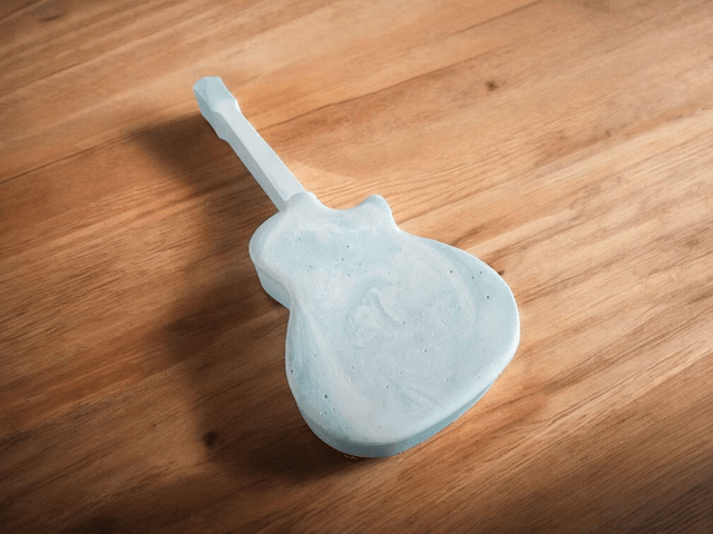 Boîte à bijoux en forme de guitare artisanale 