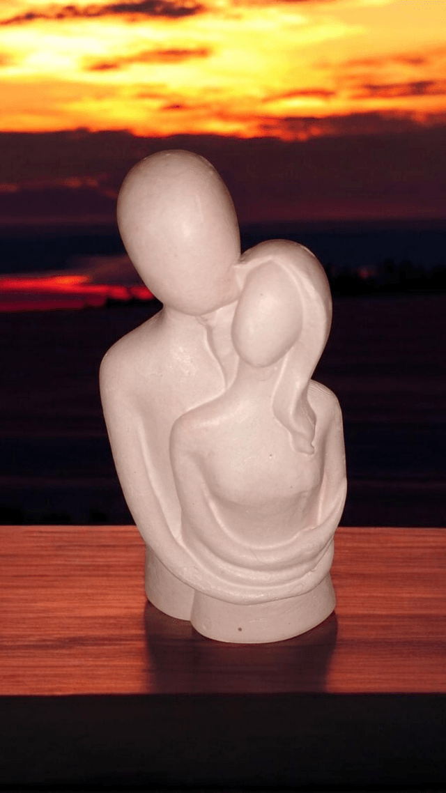 Petite statue couple enlacé, décoration artisanale 