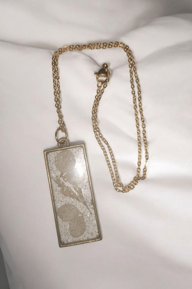 Collier fleurs en résine uv, hypoallergénique fait main 