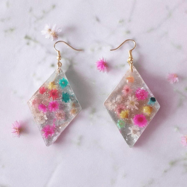 Boucles d'oreilles artisanales en résine uv, hypoallergénique fait main en France 