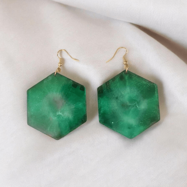Boucles d'oreilles artisanales en résine uv, hypoallergénique fait main en France 