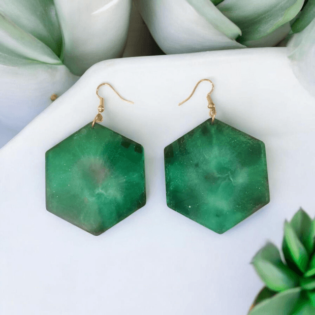 Boucles d'oreilles artisanales en résine uv, hypoallergénique fait main en France 