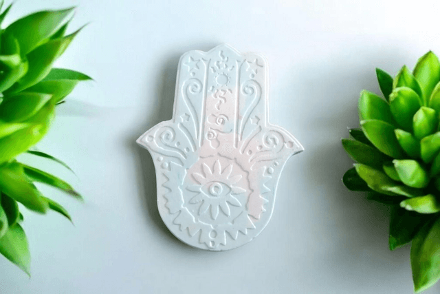 Porte encens artisanal en forme de main, personnalisable 