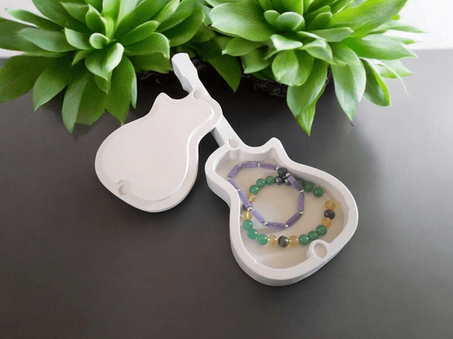 Boîte à bijoux en forme de guitare artisanale 
