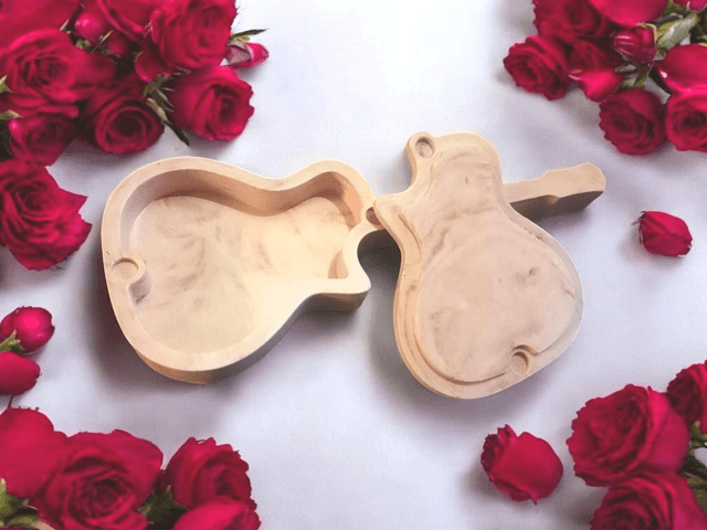 Boîte à bijoux en forme de guitare artisanale 