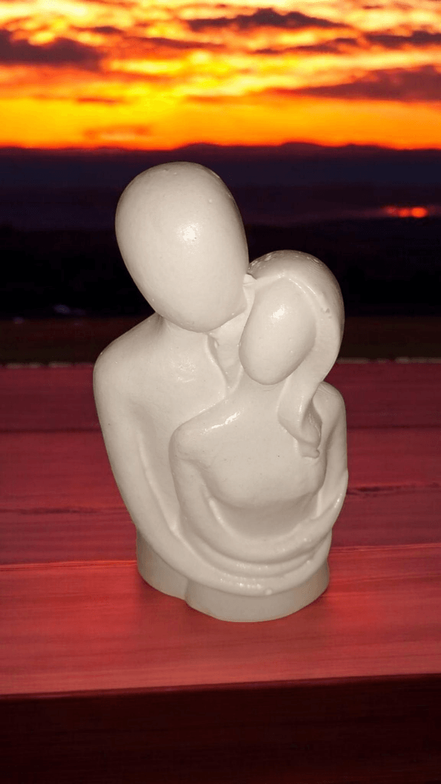 Petite statue couple enlacé, décoration artisanale 