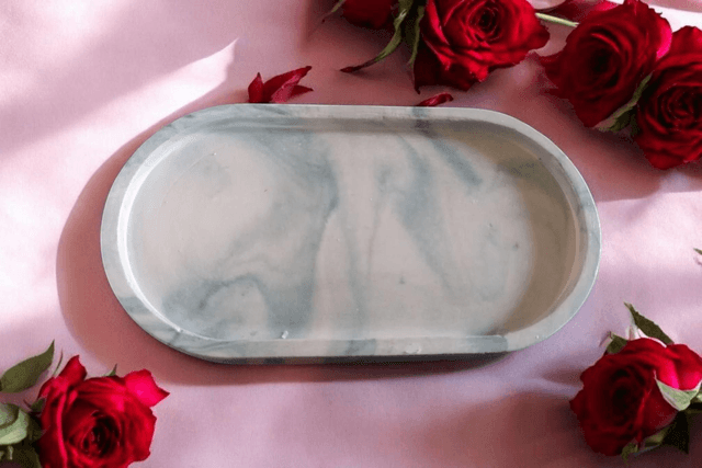 Petit plateau décoratif artisanal en plâtre de Paris, unique et personnalisable
