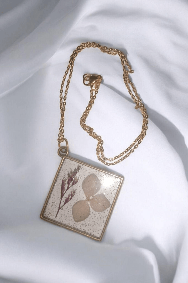 Collier fleurs en résine uv, hypoallergénique fait main 