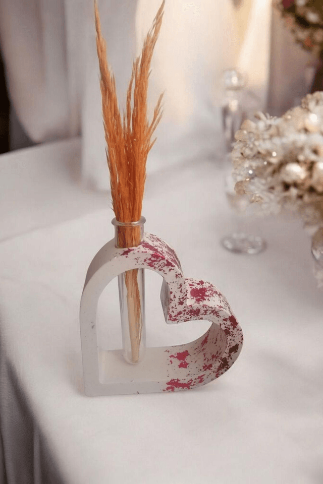 Vase en forme de cœur avec un tube inclus 