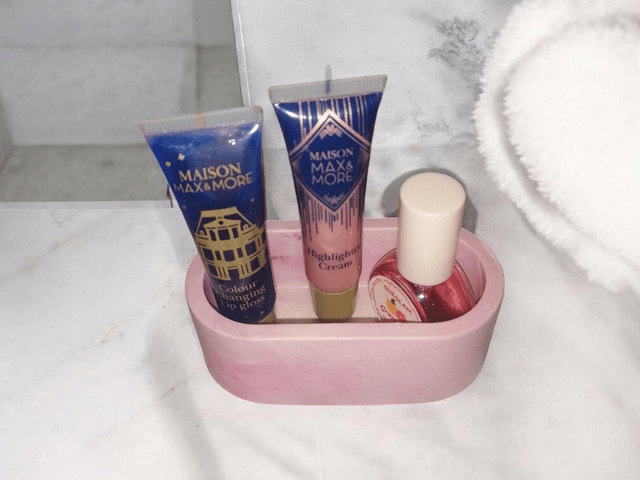 Petit rangement artisanal pour maquillage, bijoux, crème... 