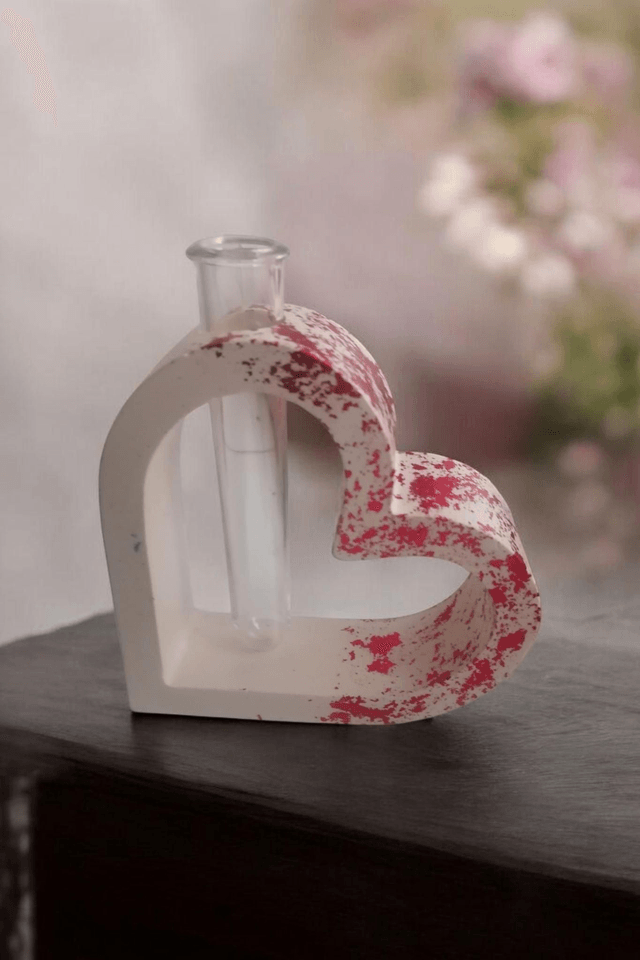 Vase en forme de cœur avec un tube inclus 