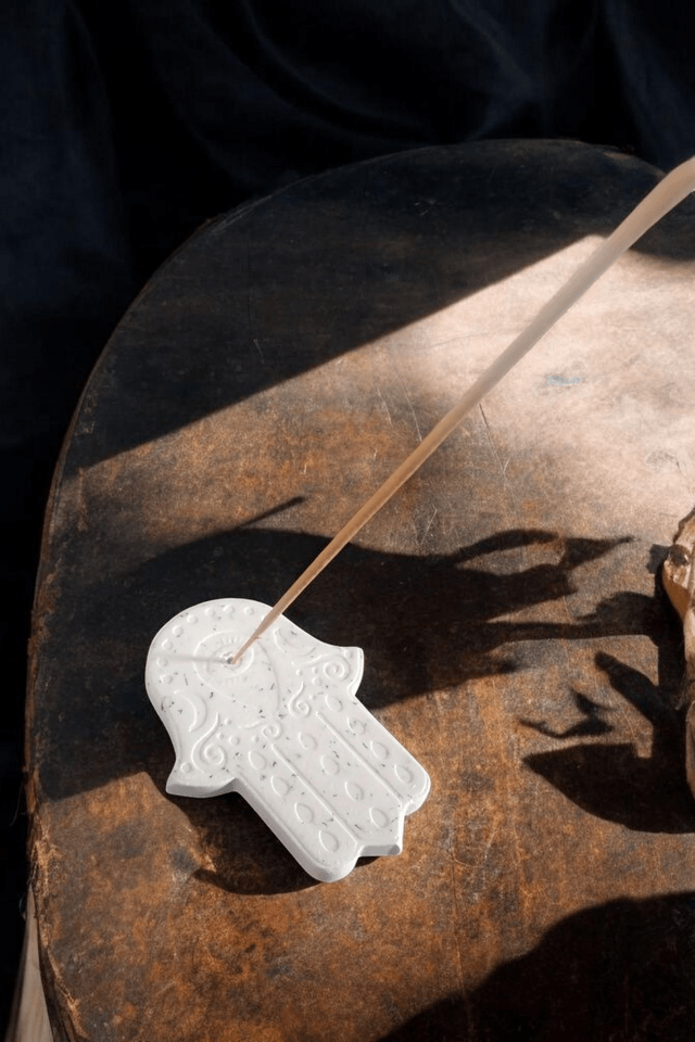 Porte encens artisanal en forme de main, personnalisable 