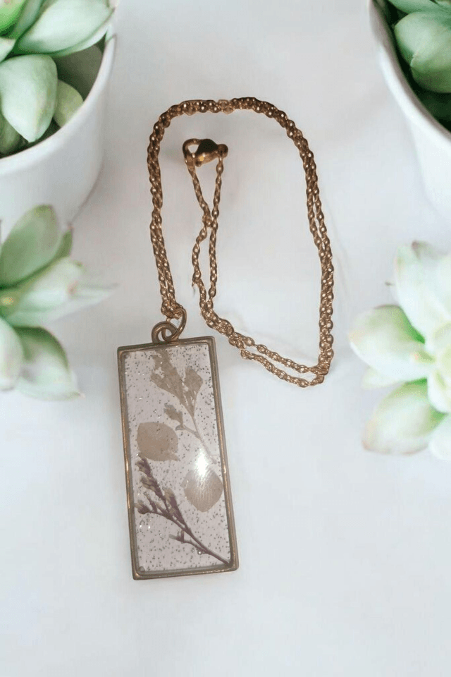 Collier fleurs en résine uv, hypoallergénique fait main 
