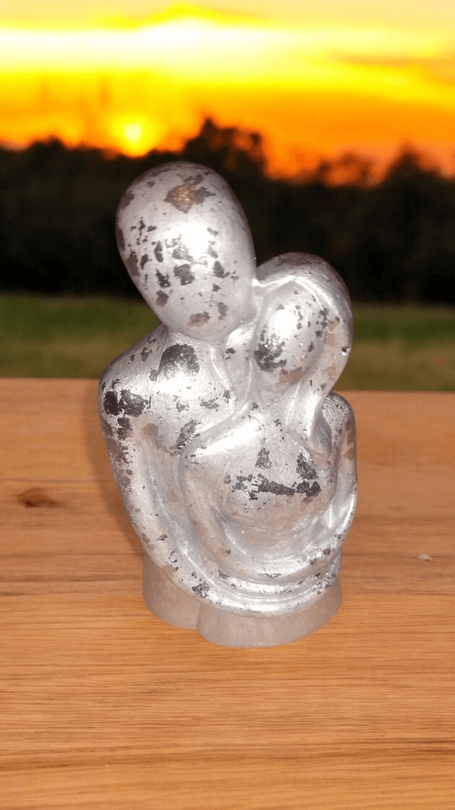 Petite statue couple enlacé, décoration artisanale 