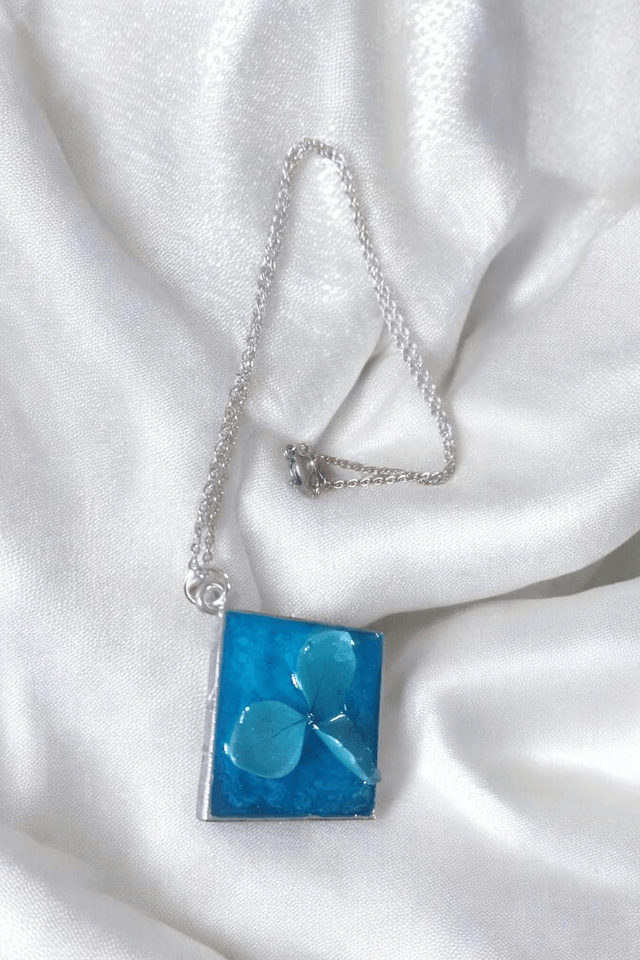 Collier argenté en résine uv, hypoallergénique fait main 
