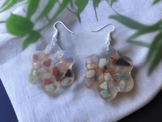 Boucles d'oreilles artisanales en résine uv, hypoallergénique fait main en France 
