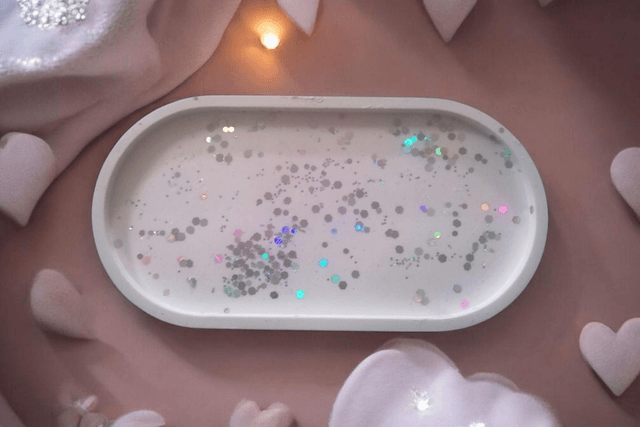 Petit plateau décoratif artisanal en plâtre de Paris, unique et personnalisable