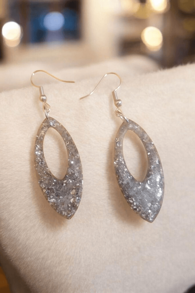 Boucles d'oreilles argentées en résine uv 