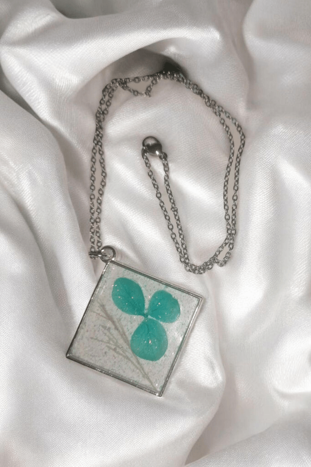 Collier en résine uv, hypoallergénique fait main 