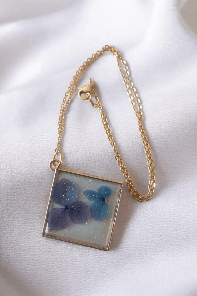 Collier en résine uv, hypoallergénique fait main 