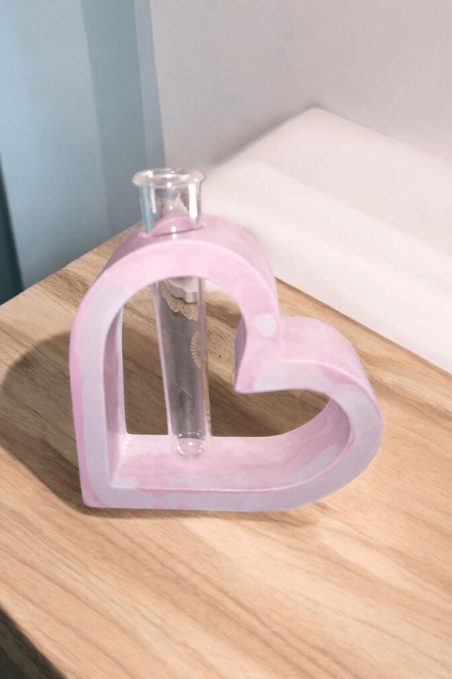 Vase en forme de cœur avec un tube inclus 