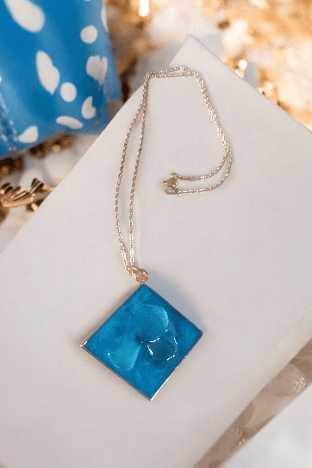 Collier doré en résine uv, hypoallergénique fait main 