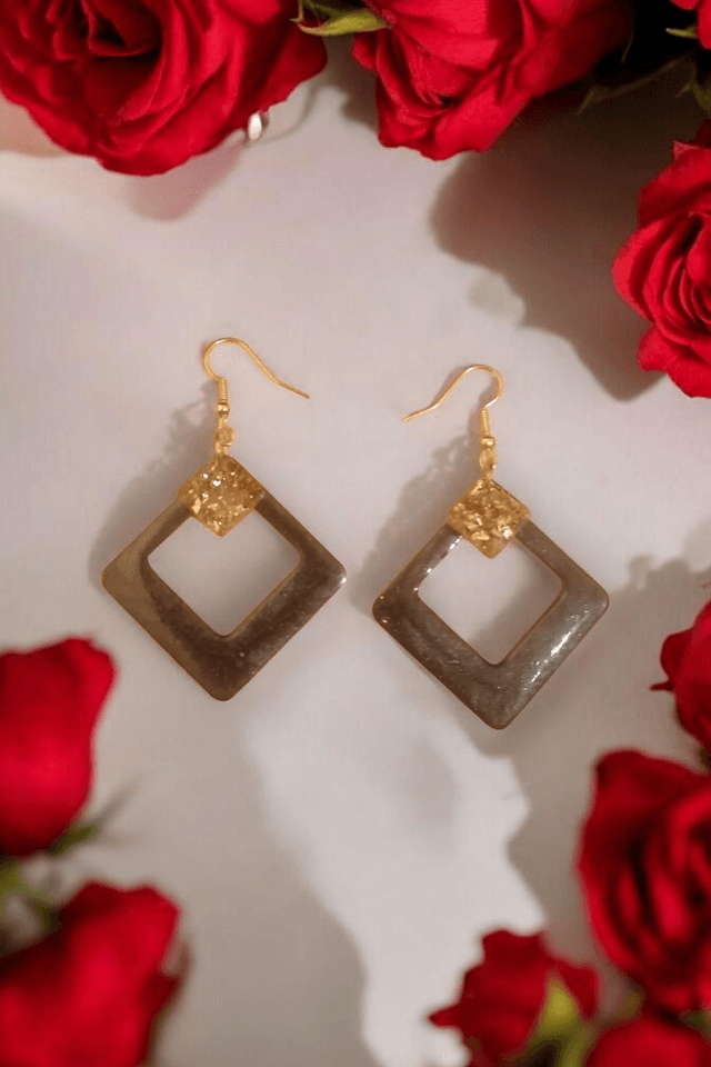 Boucles d'oreilles triangulaire noir et doré 