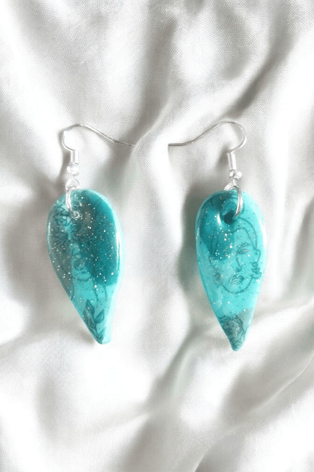 Boucles d'oreilles en pâte polymère et finition en résine uv 