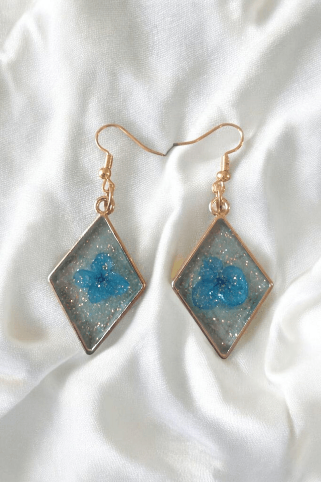 Boucles d'oreilles en résine uv, hypoallergénique fait main 