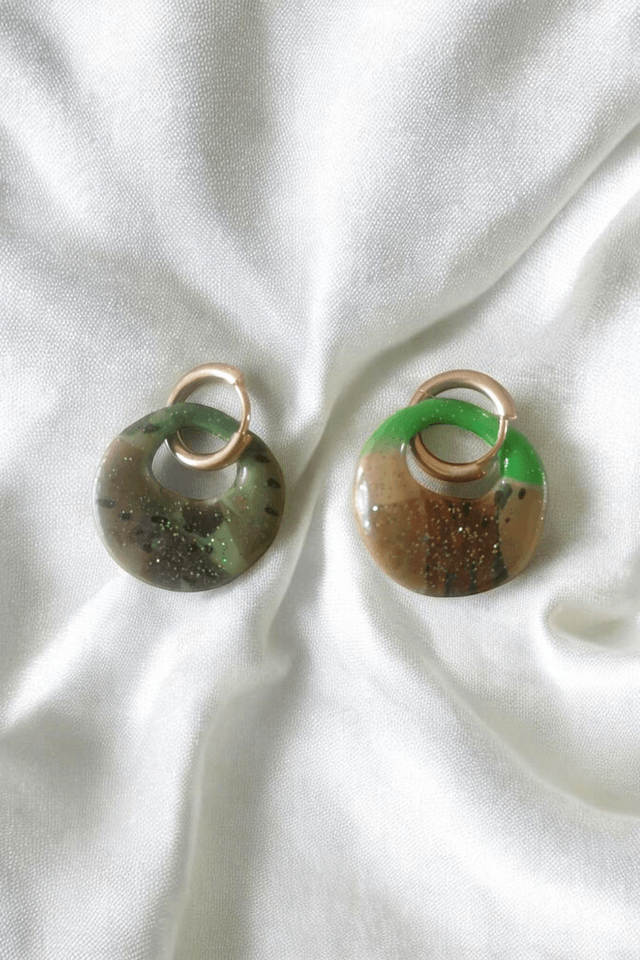 Boucles d'oreilles en pâte polymère et finition en résine uv 