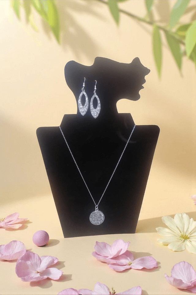 Boucles d'oreilles argentées en résine uv 