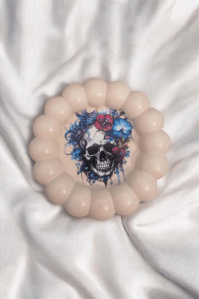 Petit plateau rond décoratif avec stickers tête de mort fleuris