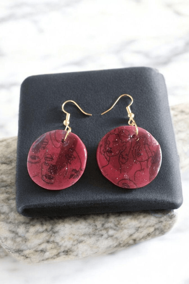 Boucles d'oreilles en pâte polymère et finition en résine uv 