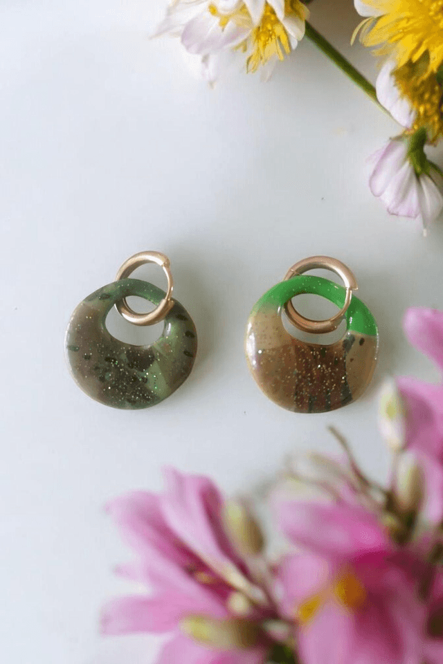 Boucles d&#039;oreilles en pâte polymère et finition en résine uv 