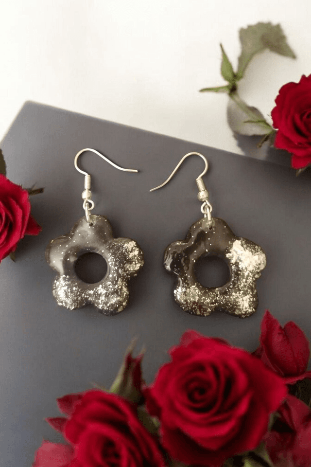 Boucles d&#039;oreilles en pâte polymère et finition en résine uv 