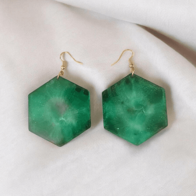 Boucles d&#039;oreilles artisanales en résine uv, hypoallergénique fait main en France 