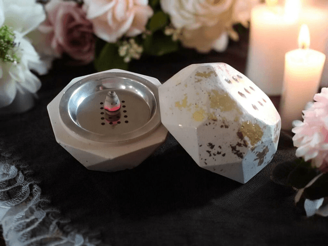 Porte encens pour cône artisanal en plâtre de Paris, unique et personnalisable
