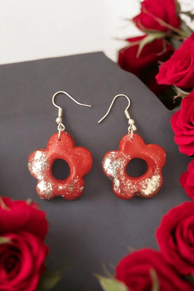 Boucles d&#039;oreilles en pâte polymère et finition en résine uv 