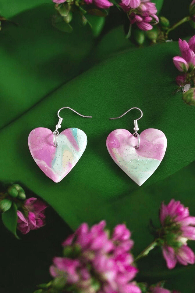 Boucles d&#039;oreilles en pâte polymère et finition en résine uv 