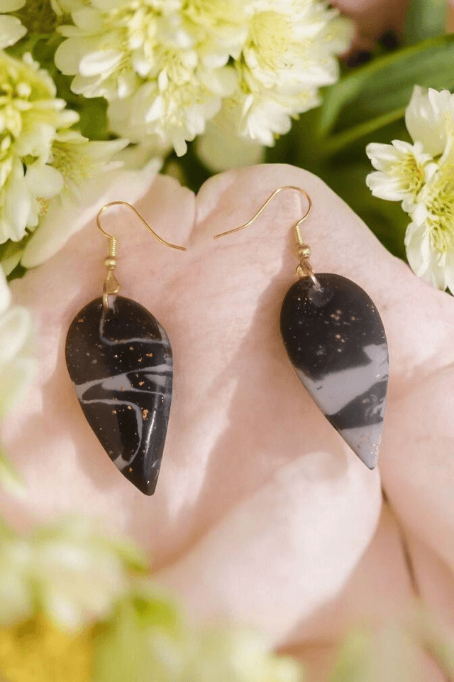 Boucles d&#039;oreilles noir et blanc en résine uv