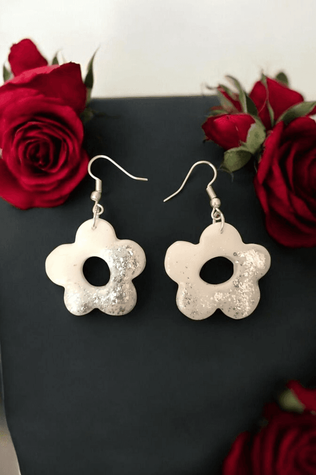Boucles d&#039;oreilles en pâte polymère et finition en résine uv 