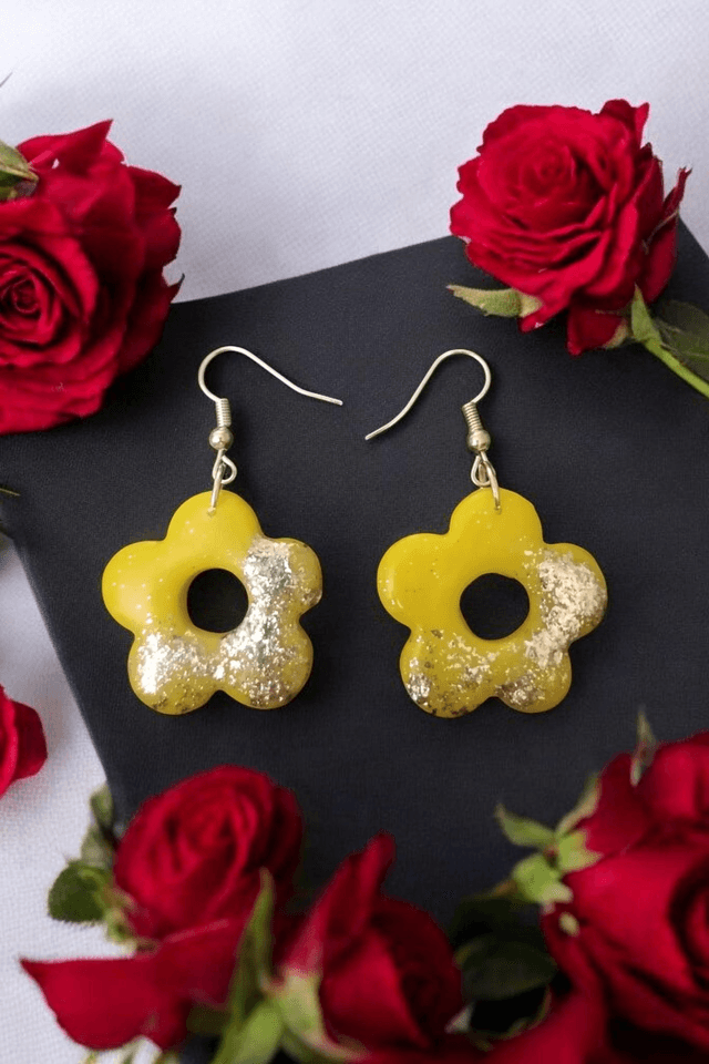 Boucles d&#039;oreilles en pâte polymère et finition en résine uv 