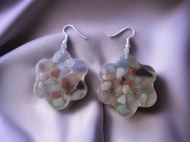 Boucles d&#039;oreilles artisanales en résine uv, hypoallergénique fait main en France 