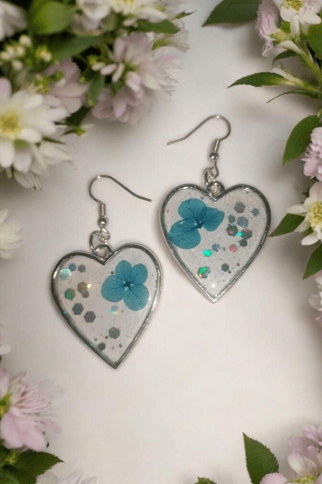 Boucles d&#039;oreilles en résine uv, hypoallergénique fait main 