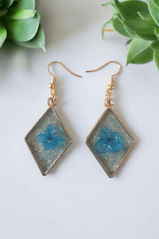 Boucles d&#039;oreilles en résine uv, hypoallergénique fait main 