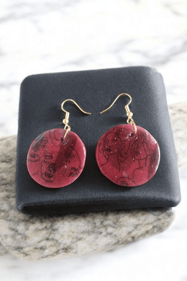 Boucles d&#039;oreilles en pâte polymère et finition en résine uv 